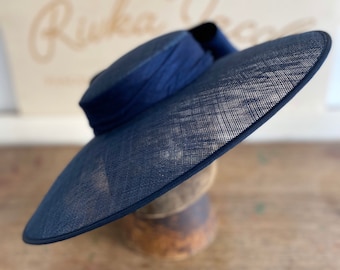 Sombrero de novia azul marino con lazo de seda azul marino