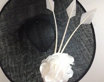 Grande cappello nero / saucer - con rose bianche di seta e piume di freccia bianca