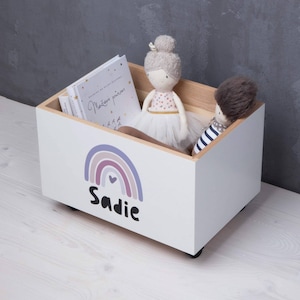 Gepersonaliseerde speelgoedkist op wielen – handbeschilderde houten speelgoedkist is ook een ideale boekenopbergdoos voor de kinderkamer met de quote
