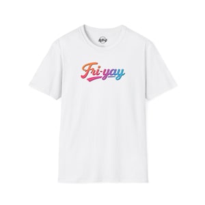Puede incluir: Camiseta blanca con la palabra "Fri-yay" en una fuente degradada colorida. El texto pasa de naranja a rosa a azul. La camiseta tiene cuello redondo y mangas cortas.
