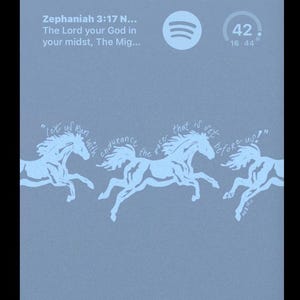 Puede incluir: Fondo de pantalla de teléfono azul claro con la hora 1:56, la fecha y una cita de Sofonías 3:17. El diseño incluye tres siluetas de caballos blancos y la palabra "Focus".