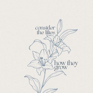Può includere: Illustrazione digitale di gigli in una morbida tonalità blu, con il testo "considerate i gigli, come crescono" e il versetto biblico Luca 12:37-40. Il design è su uno sfondo color crema.