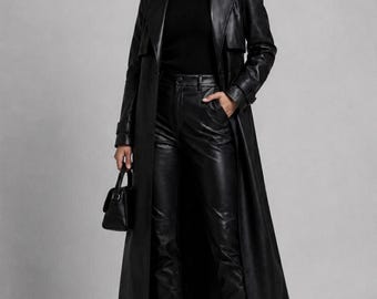 以下が含まれることがあります： 黒のロングレザーのトレンチコート、黒のリブ編みのタートルネックセーター、黒のレザーパンツのコーディネート。黒のポインテッドトゥのアンクルブーツと、手に持った小さな黒の構造的なハンドバッグを合わせた、モノクロームなスタイル。
