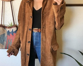 ヴィンテージブラウンスエードトレンチコートレディース｜70年代風ロングスエードレザーコート｜ボヘミアンウエスタンスエードジャケット｜クラシックボタンフロントレディースレザーコート