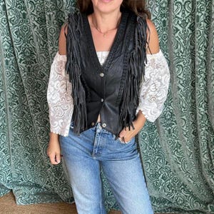 Gilet con frange nere da donna / Gilet con frange in pelle anni &#39;70 / Gilet con nappe in stile cowgirl / Gilet fatto a mano da motociclista boho