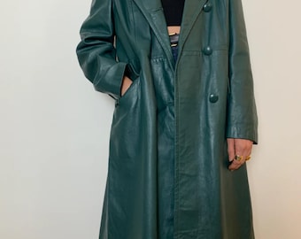 Vintage Women’s Green Leather Trench Coat – Timeless Button Up Long Coat - 90s Sheepskin Leather Coat - Minimal Style Overcoat