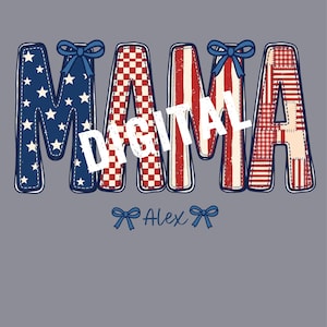 Op de afbeelding: Een digitaal ontwerp met het woord "MAMA" in een patriottische stijl. De letters zijn versierd met patronen zoals sterren, strepen en ruitjes, met blauwe strikken erbovenop. De naam "Alex" staat eronder.