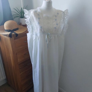 Vintage Womens Nightdress Nightgown Size 14 16 White Blue Floral Embroidered Edwardian Victorian Style Cotton Blend Bow Lace Short Sleeved