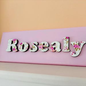 Personalisiertes handgemachtes rosa und florales Türschild für Kinder aus Holz