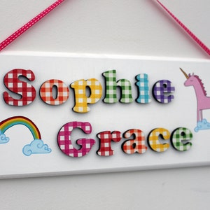 Placa de madera para puerta de dormitorio infantil con diseño de arcoíris y unicornio con letras de arcoíris