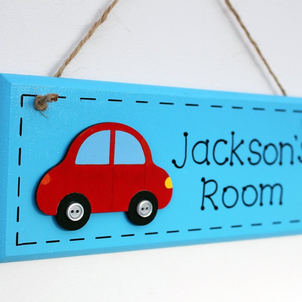 Plaque de porte de chambre en bois bleue avec voiture