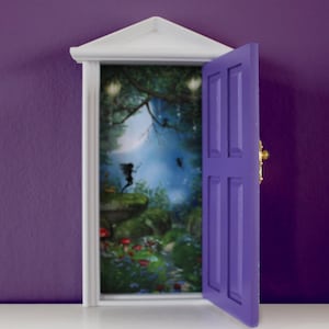 Porte de fée des dents miniature en bois violette, s&#39;ouvrant complètement avec une image magique de scène de forêt de fées