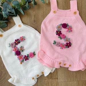 Mono de verano personalizado de punto en color crema o rosa con inicial de flor rosa. Conjunto de verano personalizado para bebé o para sesión de fotos