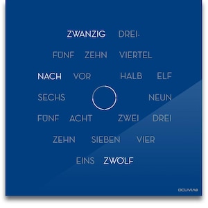 Könnte beinhalten: Ein quadratisches, blaues Zifferblatt mit weißem Text. Die Zahlen sind durch deutsche Wörter ersetzt, die um einen zentralen Kreis angeordnet sind. Die Wörter umfassen "ZWANZIG", "DREI", "FÜNF", "ZEHN", "VIERTEL", "NACH", "VOR", "HALB", "ELF", "SECHS", "NEUN", "ZWEI", "DREI", "ZEHN", "SIEBEN", "VIER", "EINS" und "ZWÖLF".