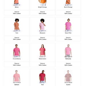 K&ouml;nnte beinhalten: Eine Auswahl an T-Shirts in verschiedenen Farben wie Orange, Rosa und Rot. Jedes Shirt wird von einer Person getragen und mit seinem Farbnamen beschriftet. Material: 100 % Baumwolle.