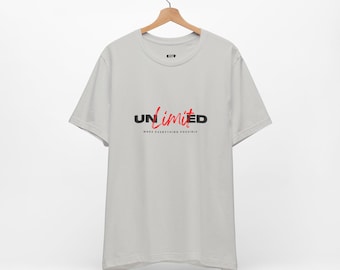 Könnte beinhalten: Hellgraues T-Shirt mit dem Aufdruck "UNlimited" in Schwarz und Rot. Der Satz "MAKE EVERYTHING POSSIBLE" ist darunter in kleinen schwarzen Buchstaben aufgedruckt. Das T-Shirt hängt an einem Holzkleiderbügel.