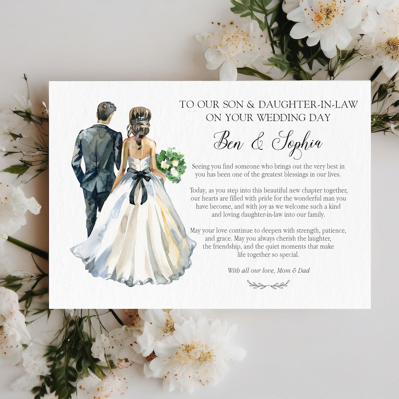 Puede incluir: Una tarjeta de boda rectangular con una ilustraci&oacute;n en acuarela de una pareja con ropa formal. El texto dice: TO OUR SON & DAUGHTER-IN-LAW ON YOUR WEDDING DAY, Ben & Sophia, seguido de un mensaje y firmado con With all our love, Mom & Dad.