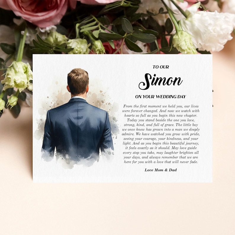 Puede incluir: Una tarjeta rectangular con una ilustraci&oacute;n en acuarela de una persona vista desde atr&aacute;s, vistiendo una chaqueta de traje azul oscuro. El texto dice: TO OUR Simon ON YOUR WEDDING DAY, seguido de un mensaje afectuoso, firmado Love Mom & Dad.