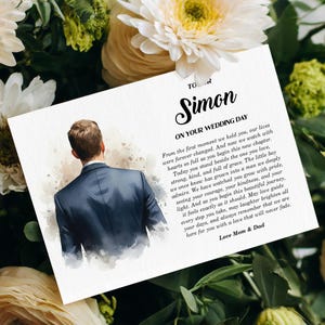 Puede incluir: Una tarjeta de boda rectangular con una ilustraci&oacute;n en acuarela de una persona con traje azul oscuro vista desde atr&aacute;s. El texto dice: TO SIMON ON YOUR WEDDING DAY, seguido de un mensaje sincero de Mom & Dad, impreso en tinta negra.