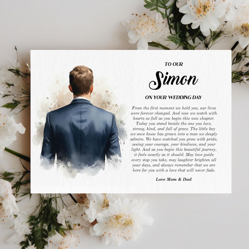 Puede incluir: Una tarjeta rectangular con una ilustraci&oacute;n en acuarela de una persona vista desde atr&aacute;s, vistiendo una chaqueta de traje azul oscuro. El texto dice: TO OUR Simon ON YOUR WEDDING DAY, seguido de un mensaje de los padres, firmado Love Mom & Dad.