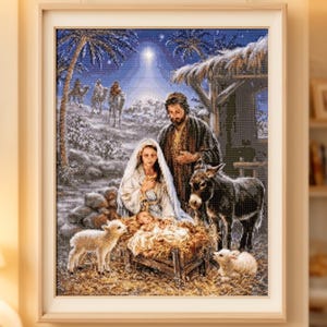 Könnte beinhalten: Gerahmtes Kreuzstichbild, das die Geburt Christi darstellt. Das Kunstwerk zeigt Maria, Josef, das Jesuskind, Lämmer und einen Esel. Der Hintergrund zeigt den Nachthimmel, Palmen und die Heiligen Drei Könige. Der Text unten lautet "MOCKUP IMAGE FOR DISPLAY PURPOSES ONLY."