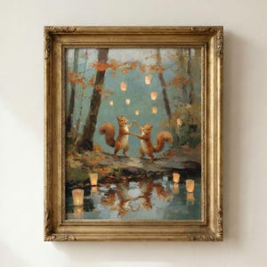 Puede incluir: Pintura enmarcada que representa a dos ardillas bailando en una escena de bosque. La obra de arte presenta un marco dorado ornamentado, un estanque reflectante y linternas flotantes. Las ardillas son de color marrón rojizo con colas tupidas, sobre un fondo de árboles y follaje otoñal.