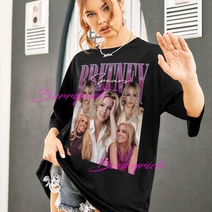 Op de afbeelding: Zwart oversized T-shirt met een collage van afbeeldingen van Britney Spears en de tekst "Britney Spears" in een paarse, vintage lettertype. Het shirt heeft een ronde hals en lange mouwen.