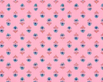 Peut inclure: Un tissu rose clair présentant un motif répétitif de petites fleurs symétriques. Chaque motif se compose d'une base bleu foncé avec des pétales bleu clair et des accents corail, disposés en une grille régulière sur toute la surface.