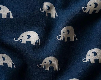 Peut inclure: Un tissu bleu foncé orné d'un motif répétitif de petits éléphants beige clair. Le matériau présente une texture tissée visible avec des plis doux qui créent des ombres subtiles sur la surface, mettant en valeur le motif imprimé éléphant.