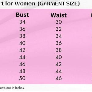 Peut inclure: Un tableau des tailles rose pour v&ecirc;tements avec du texte noir. Le tableau liste les tailles de XS &agrave; 5XL avec les mesures correspondantes pour le buste, la taille et les hanches en pouces. L'en-t&ecirc;te indique Size Chart for Women (GARMENT SIZE) et pr&eacute;cise que toutes les mesures sont en pouces.
