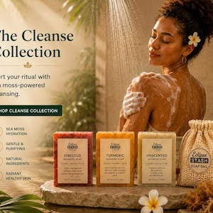 Puede incluir: Tres pastillas de jabón rectangulares de musgo marino Eclipse Stash Tea en variedades de hibisco, cúrcuma y sin aroma, junto a una bolsa de jabón beige con cordón. Cada pastilla tiene una etiqueta con un peso neto de 119 gramos.