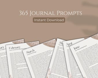 Può includere: Un download digitale con 365 spunti di diario. Il titolo "365 JOURNAL PROMPTS" è visualizzato sopra "Instant Download". Sono visibili diverse pagine, ciascuna con il nome di un mese e spunti di diario.