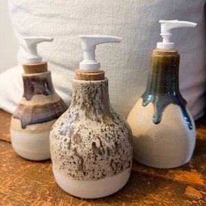 Handgefertigte Seifenspender aus Keramik. Keramik, Badezimmer oder Küchendekor.