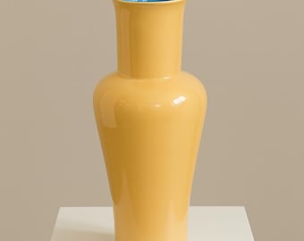 Vaso in porcellana gialla del Regno di Mezzo con interno turchese – 15”, Bo Jia Design