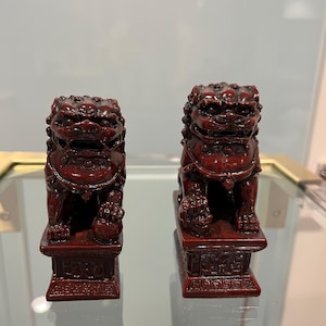 Pair of Chinese Guardian Foo Dog Statues – Red Resin – Protection & Prosperity – Feng Shui Décor – Brand New with Box