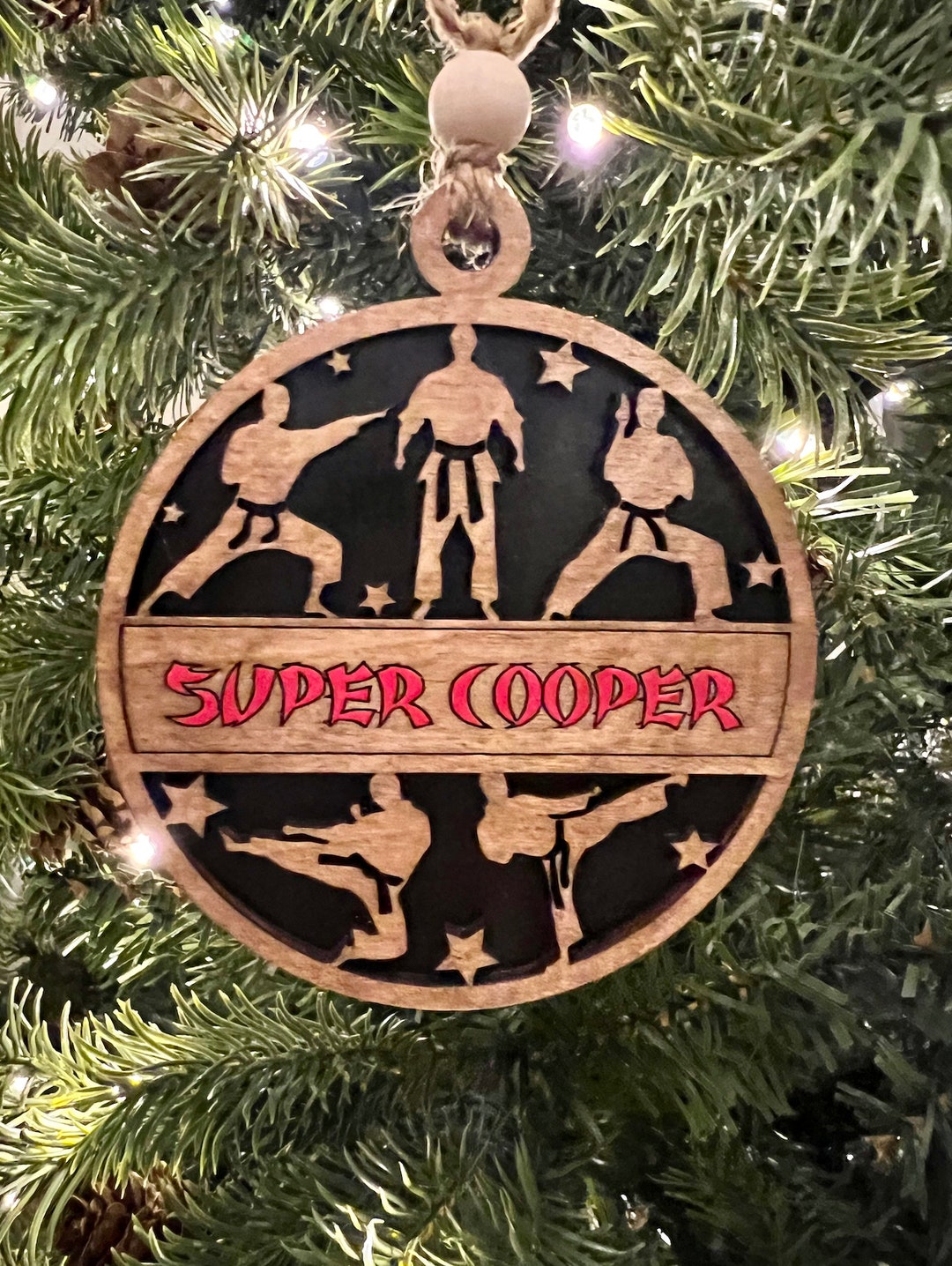 Décoration De Noël Karaté Personnalisée - Ornement Sapin Ou Porte-Clés Avec Prénom - Cadeau Ceinture Noire Art Martial