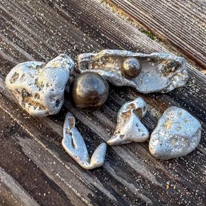 Seltene Metallfunde aus dem Meer – 7er-Set | Vom Meer gezeichnete Metallschätze | Strandfunde | Küstendeko | Material für Mixed Media | Unikate
