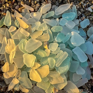 Lot de 500 verres de mer bleu clair, véritable écume de mer blanche, en vrac | Verre de mer artisanal de 0,4 po. à 1,9 po. pour bijoux, mosaïques, bricolage | Véritable verre de plage