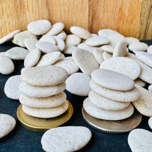 Guijarros de playa blancos pequeños a granel de 1,27 cm a 1,9 cm / Piedras marinas planas para manualidades / Guijarros blancos redondos y ovalados para mosaicos, piedras para cuadros y arte con guijarros
