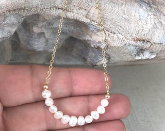 Collar delicado con hilera de perlas, chapado en oro o plata de ley, collar minimalista para combinar con otras prendas.