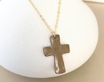 Collar con cruz de metales mixtos, colgante bicolor de oro y cobre, joyería minimalista para combinar con otras joyas.