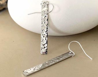 Pendientes de barra de plata martillada, colgantes rectangulares largos, colgantes de barra vertical.