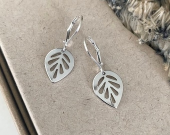 Bladzilveren hangoorbellen, kleine sierlijke drop oorbellen, alledaagse minimalistische sieraden, cadeau natuurliefhebber