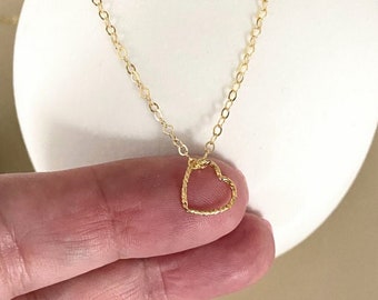 Petit collier flottant coeur ouvert, collier petit coeur rempli d'or 14 carats pour femme, cadeaux bijoux coeur pour elle