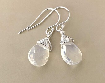Pendientes de lágrima de opalita, delicados colgantes opalescentes lechosos, pendientes minimalistas para el día a día, joyería alternativa a la piedra lunar.