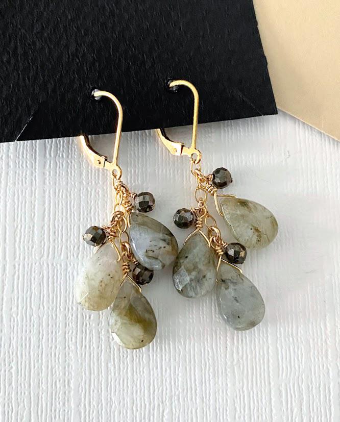 Druppeloorbellen labradoriet pyriet gold filled, edelsteenclusteroorbellen, trapsgewijze druppeloorbellen, herfststijlcadeaus voor haar
