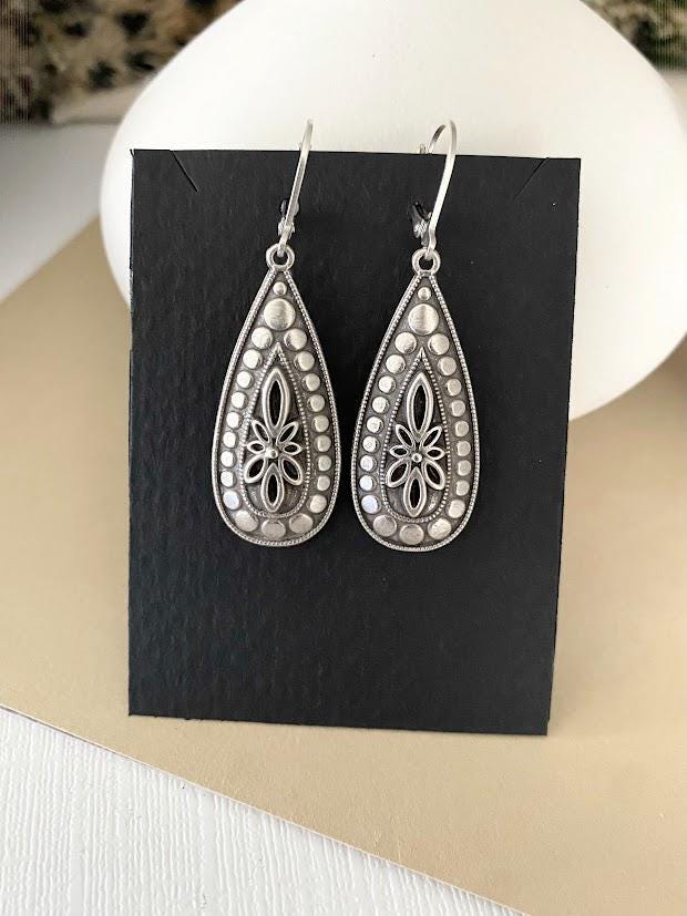 Orecchini pendenti lunghi a forma di fiore, pendenti a goccia floreali in argento antico, gioielli boho chic - Italia Orecchini pendenti lunghi a forma di fiore, pendenti a goccia floreali in argento antico, gioielli boho chic - Italia