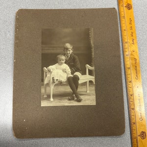Fotografía antigua auténtica de niño victoriano con paspartú grueso. Fotografía elegante en blanco y negro de niño y niña, bautizo, con marco de tarjeta en relieve.