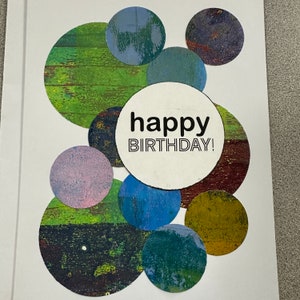 Biglietto di buon compleanno: collage multistrato originale, unico nel suo genere, realizzato con carte dipinte a mano