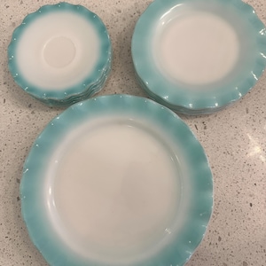 ヴィンテージ ヘーゼルアトラス アクアブルー クリノリン皿 - 別売り - 1950年代キッチン ターコイズ ラッフル ディナープレート、ソーサー、サイドプレート